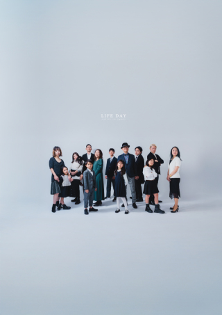 横並びじゃない家族写真も撮影できます！ちょっとかっこいい家族写真残してみませんか？