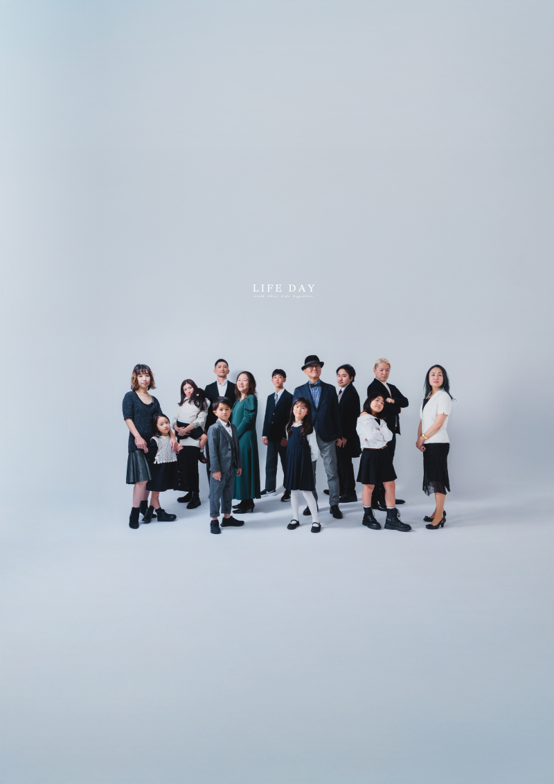 横並びじゃない家族写真も撮影できます！ちょっとかっこいい家族写真残してみませんか？