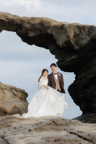 城ヶ島での洋装ロケーション！お二人の素敵な笑顔が青い空に映える一枚です！