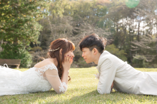 芝生に寝転がって見つめ合い。ふたりだけの世界♡