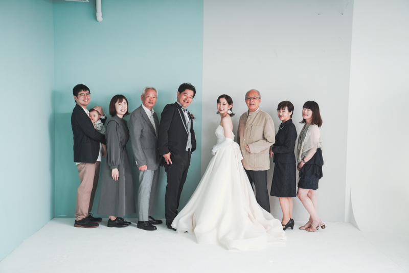 【撮る結婚式を叶える】家族フォトウェディング*200カット美肌小顔スタイルアップ補正付き/台紙3冊*