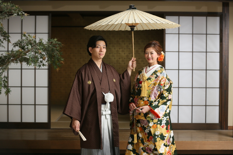 和装で相合傘。