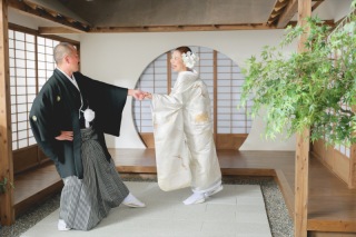 ユニークなお二人と屋内庭園で楽しく撮影！