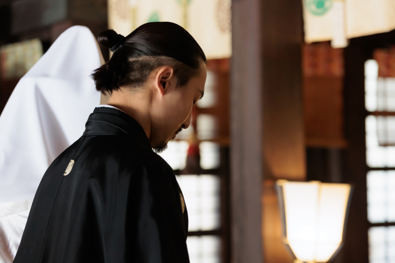 視線を落として