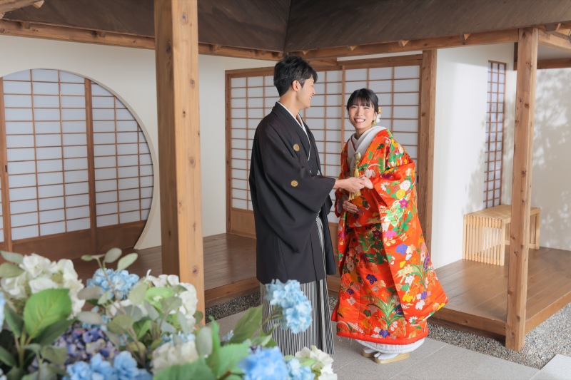 手を繋いだ仲良しショット