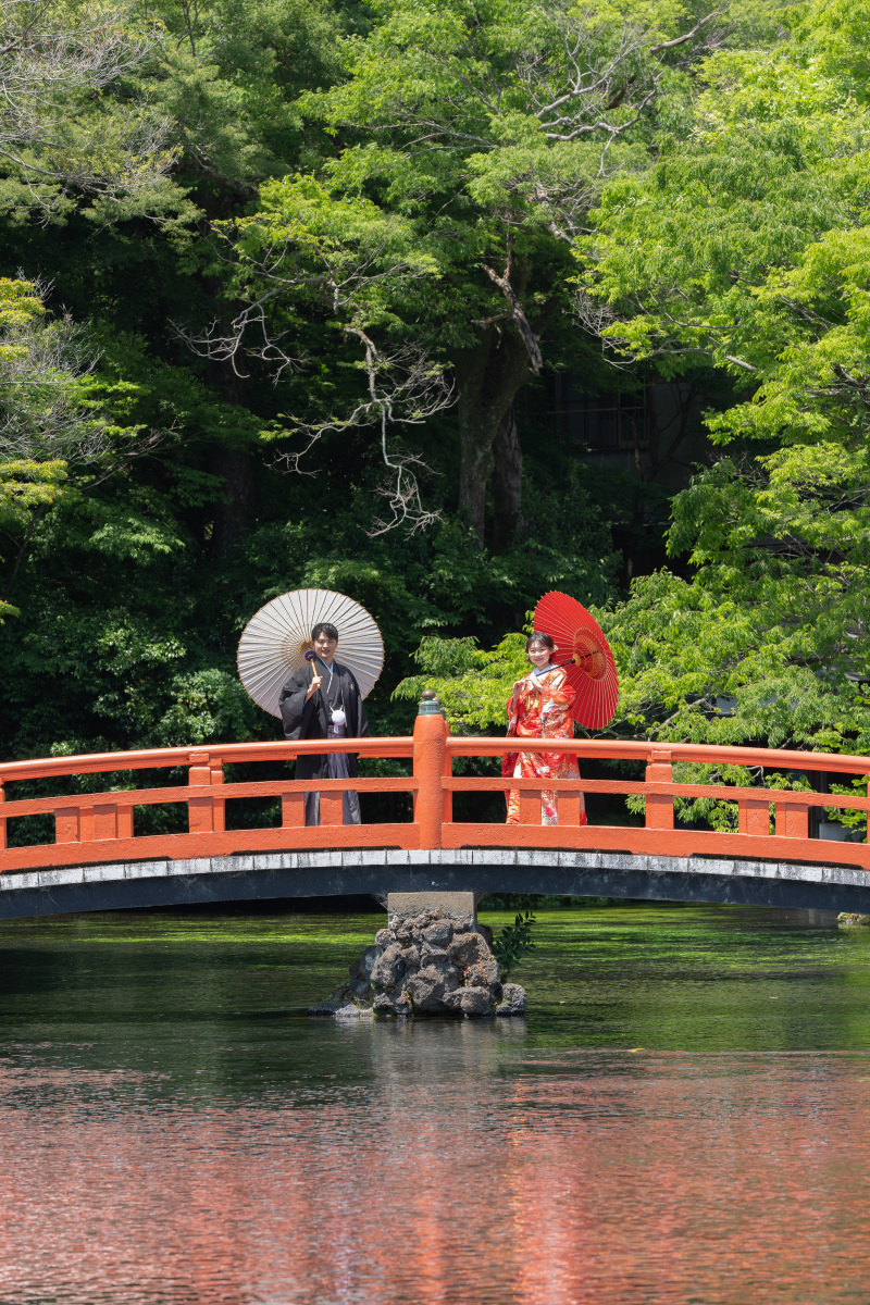 湧玉池で和傘を持って
