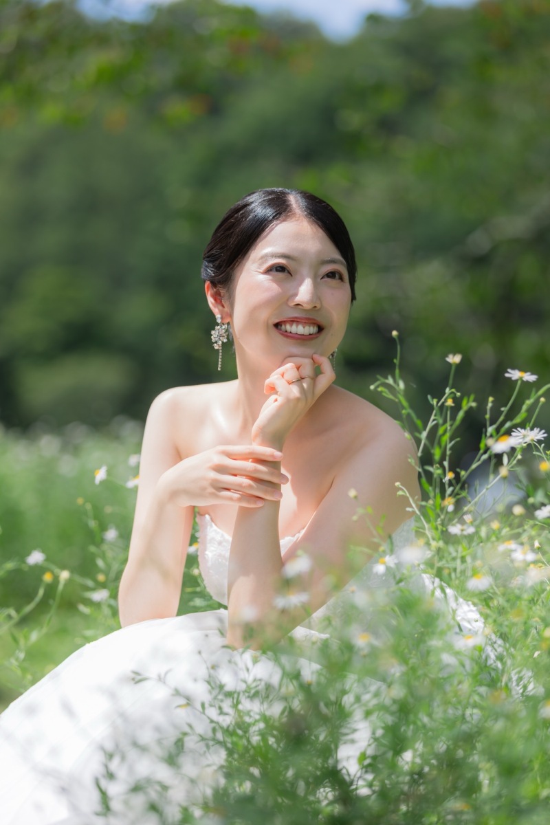 草原に佇むドレス姿