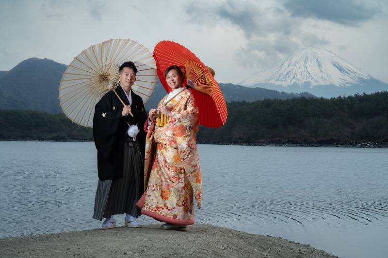 富士山をバックに