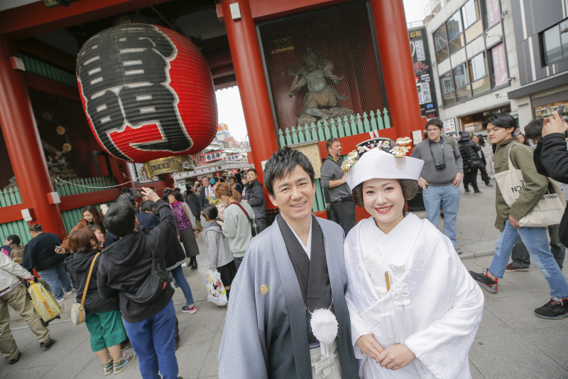 雷門の真下まで