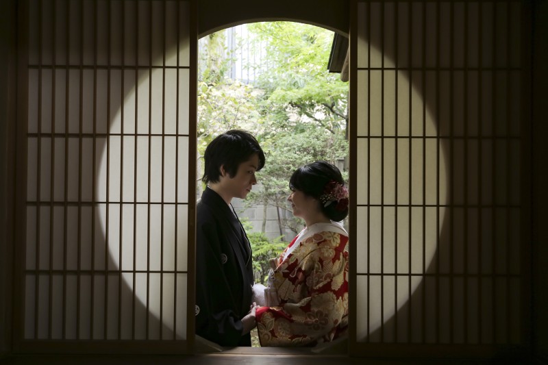 お茶室の窓を使って