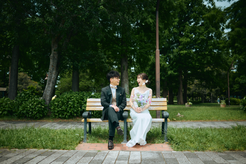 公園のベンチで