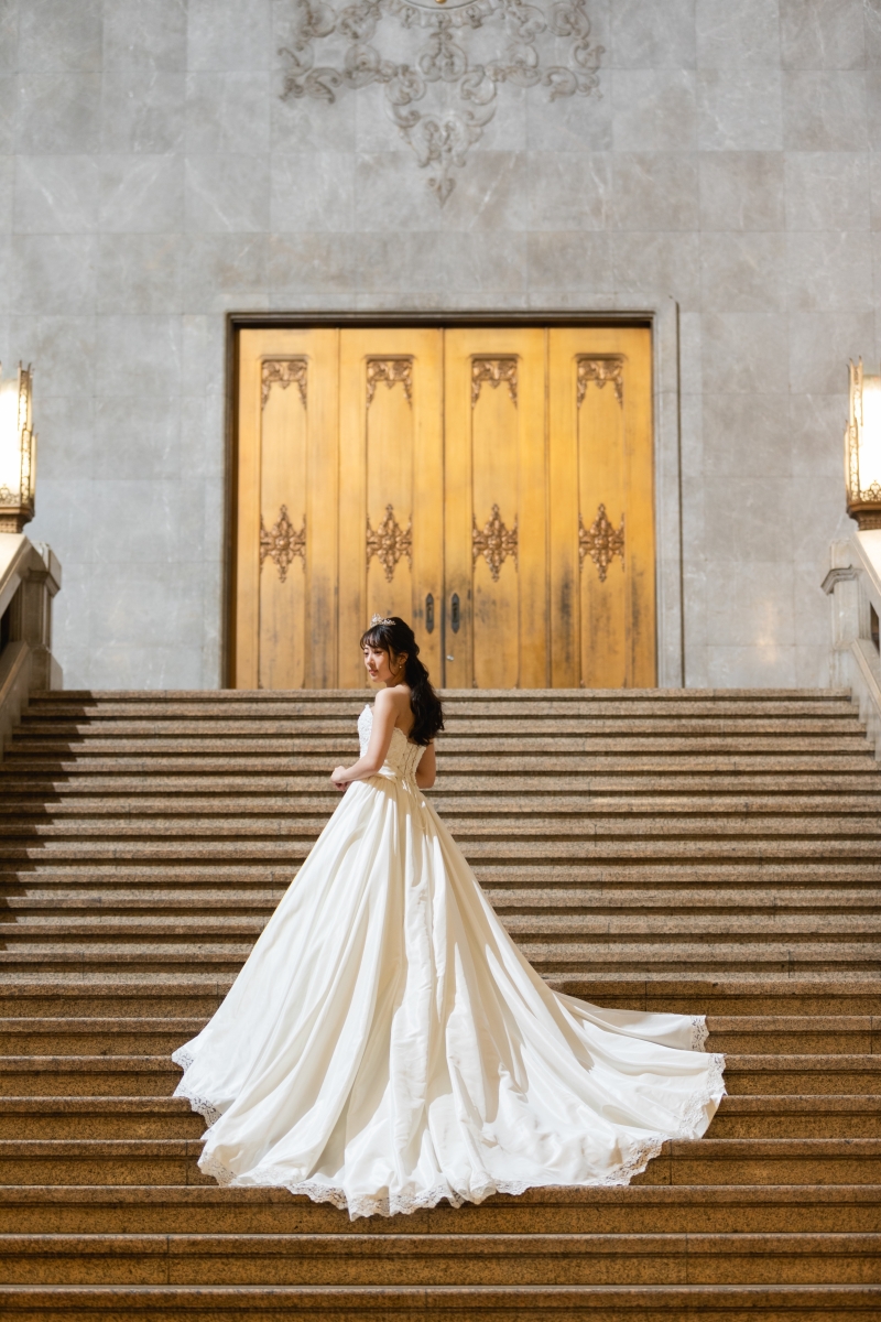 ドレスの後ろ姿も