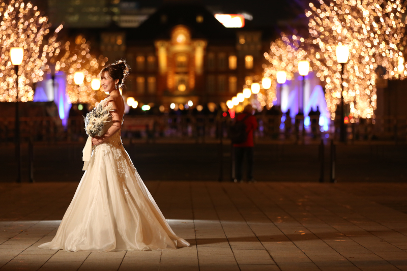東京駅をバックに