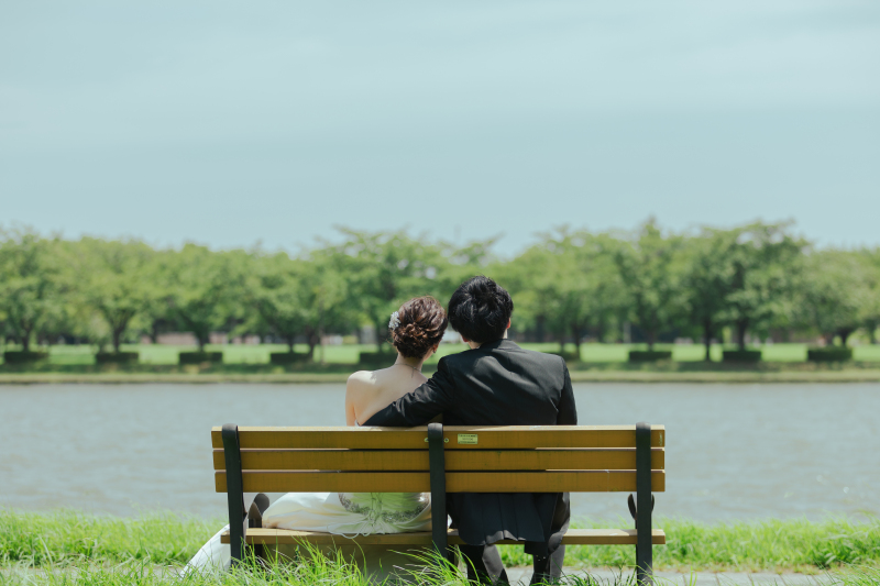 ベンチで頭コツン