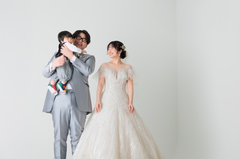 お子様を抱き抱えて