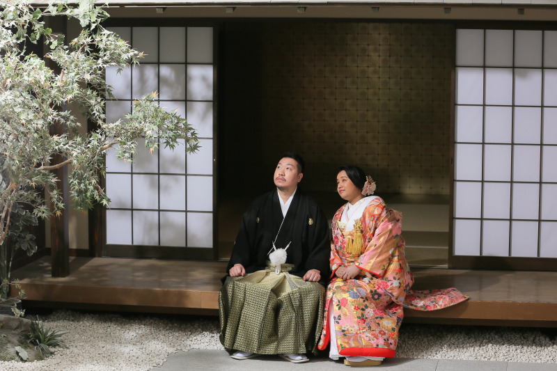 縁側で寄り添って