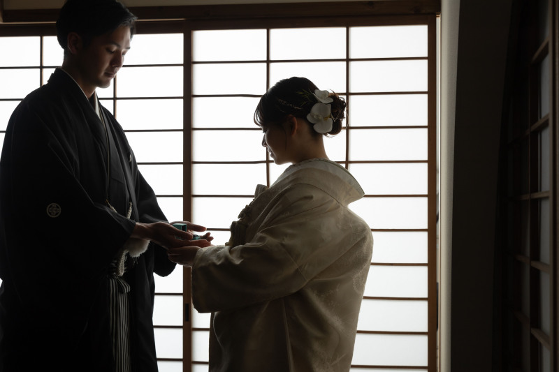 静かな雰囲気のシルエットカット