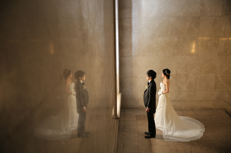 ステンドグラスを見つめる二人