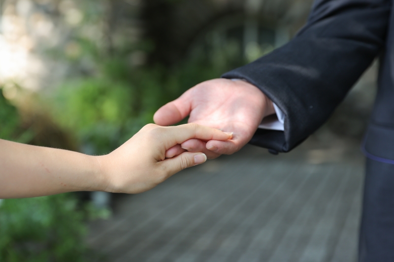 手を取り合って