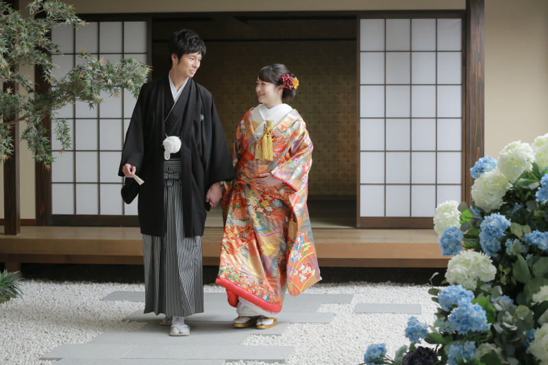 手を取り合って