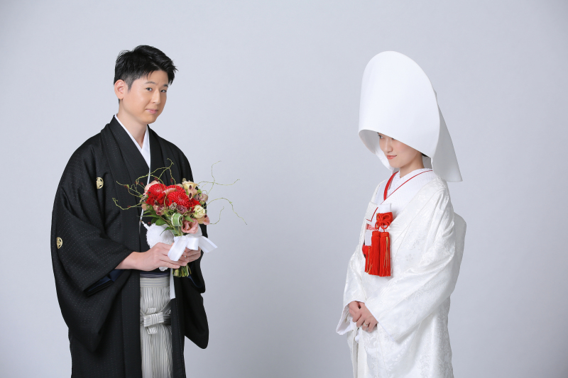 チラッとカメラ目線の新郎さん