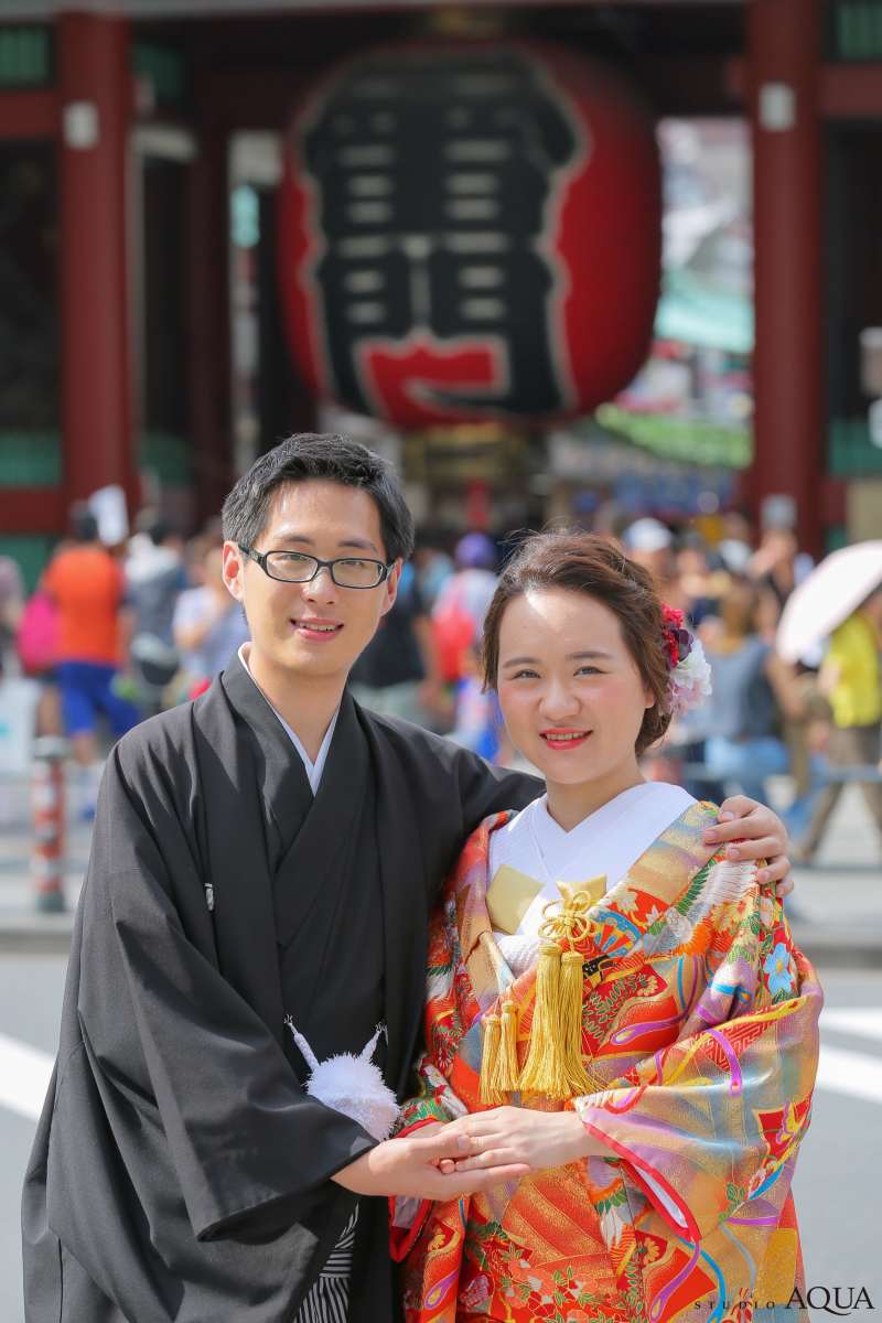 雷門をバックに