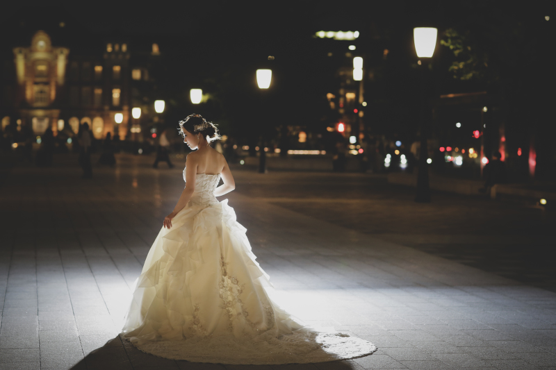 夜の街並みとウェディングドレス