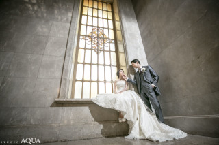 大きなステンドグラスで大人なウェディングフォト