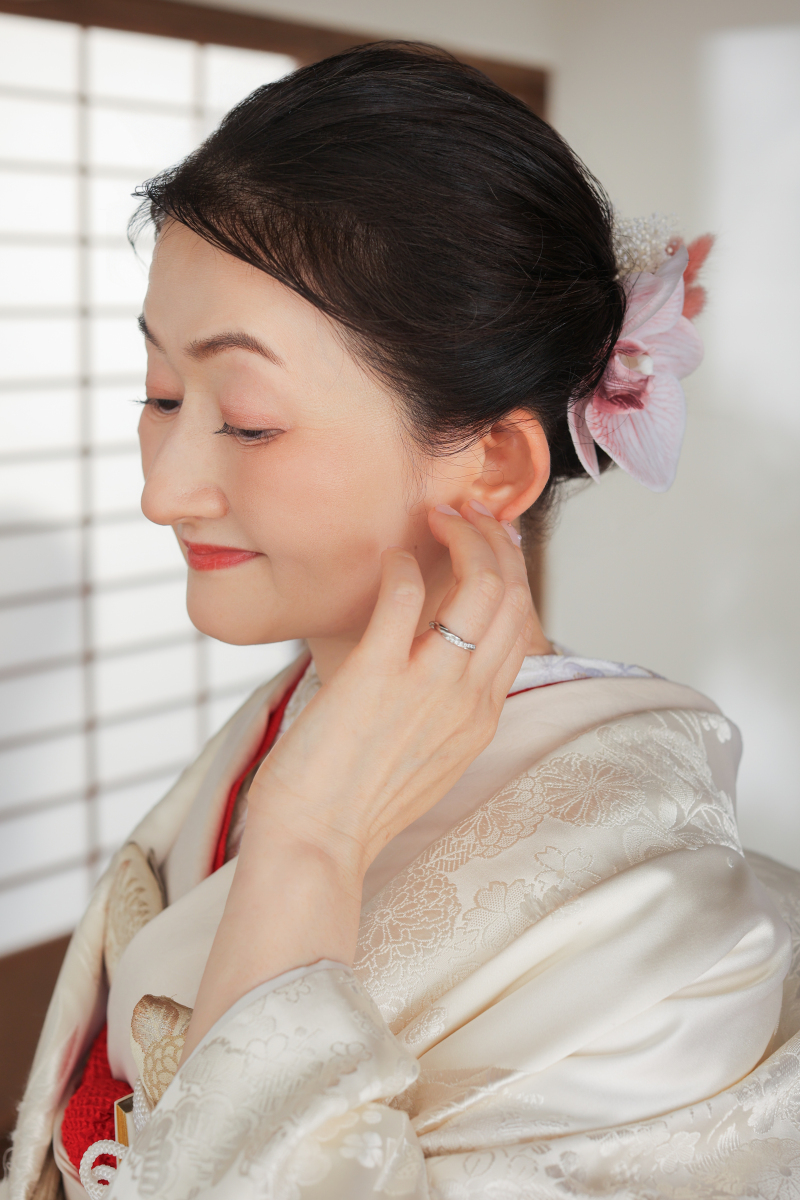 髪飾りが際立つ新婦の上品な横顔