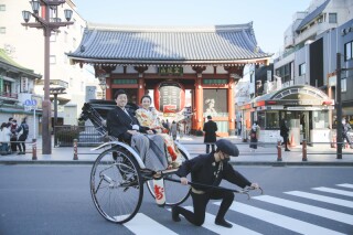 浅草を人力車に乗って廻りませんか？
