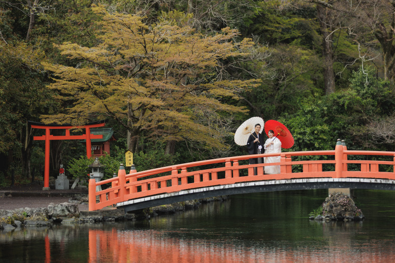 湧玉池の赤い橋