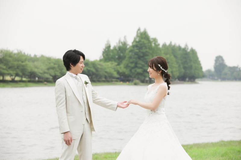 手を取り合って