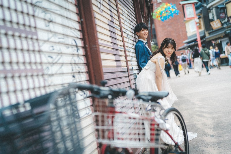 浅草の街を背景に