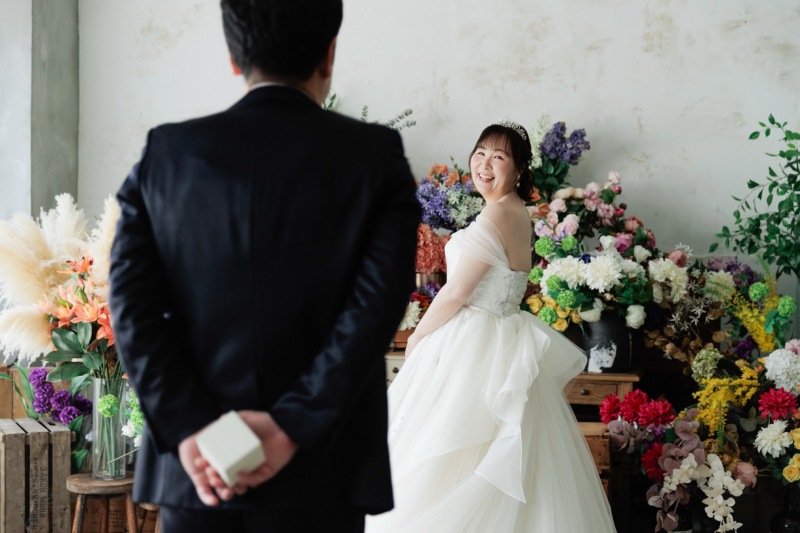 指輪を手に、そっと近づいて