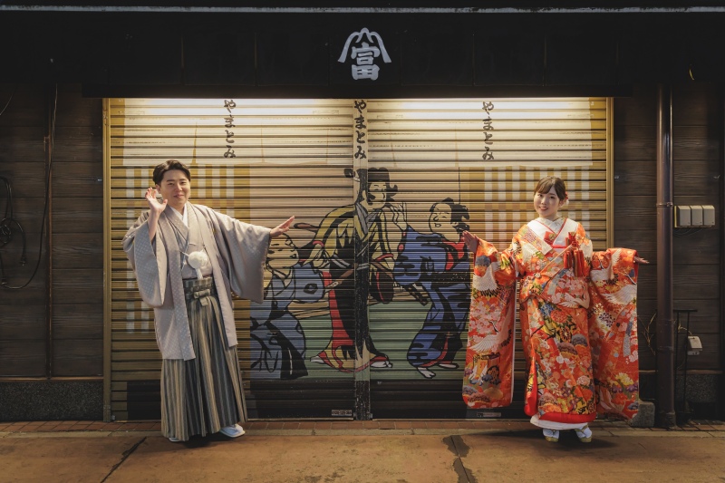 シャッターの前で