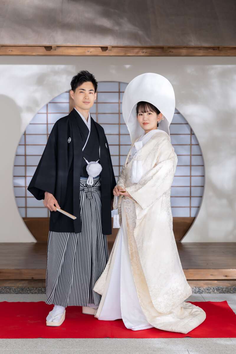 屋内庭園で立ち姿