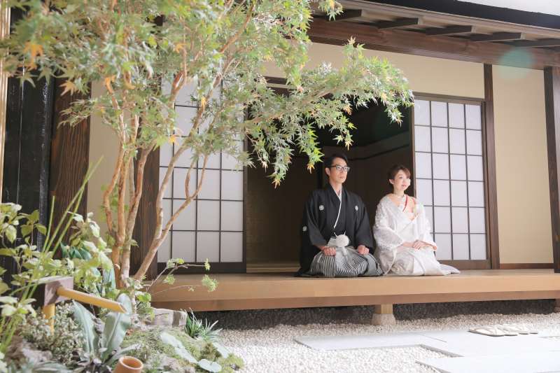 縁側にて正座。