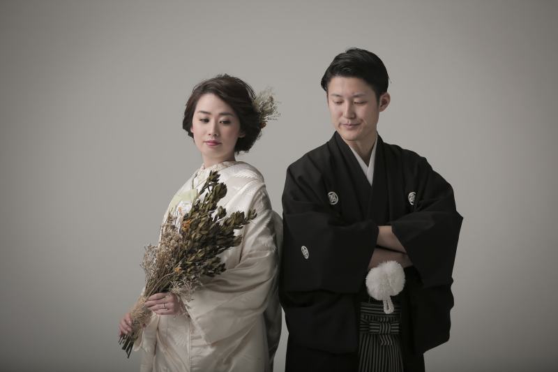 凛とした表情で