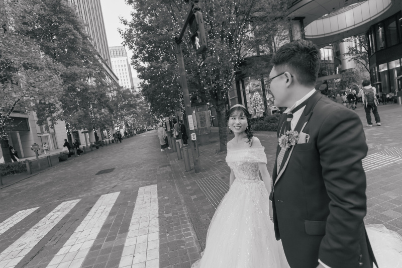 イルミネーションをバックに