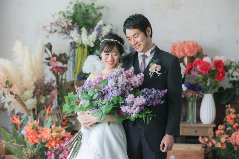 大きな花束を持って