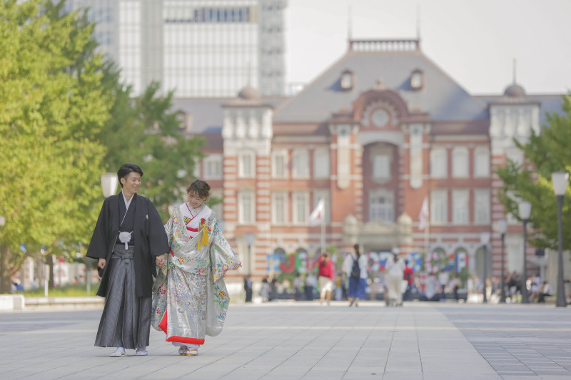 東京駅を背景に