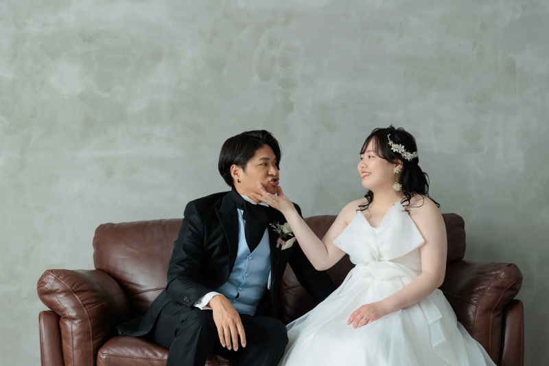 モダンなグレーの壁で