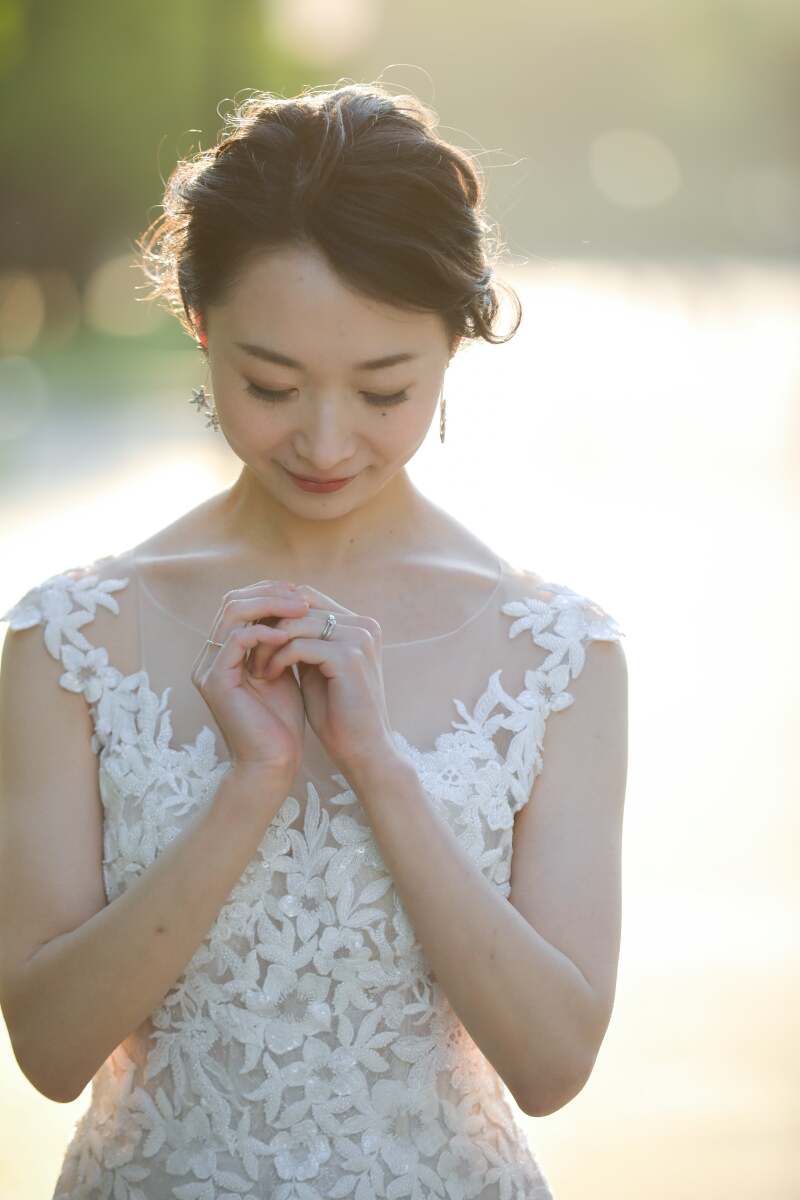 指輪を見つめながら