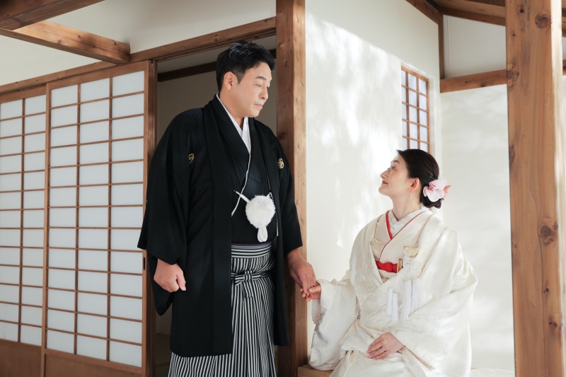 縁側で手を取り合う温かな時間