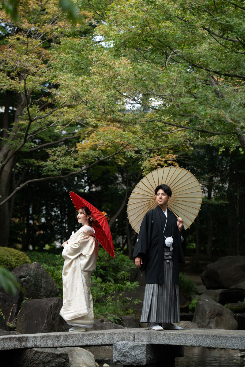 和装らしく和傘と一緒に