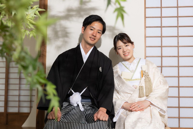 並んで座るお二人。