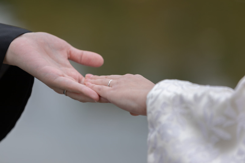 手を取り合って