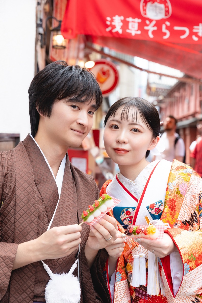 お団子を手に