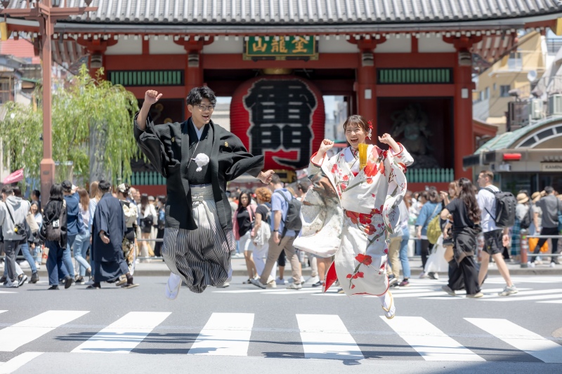 雷門の前でジャンプ!