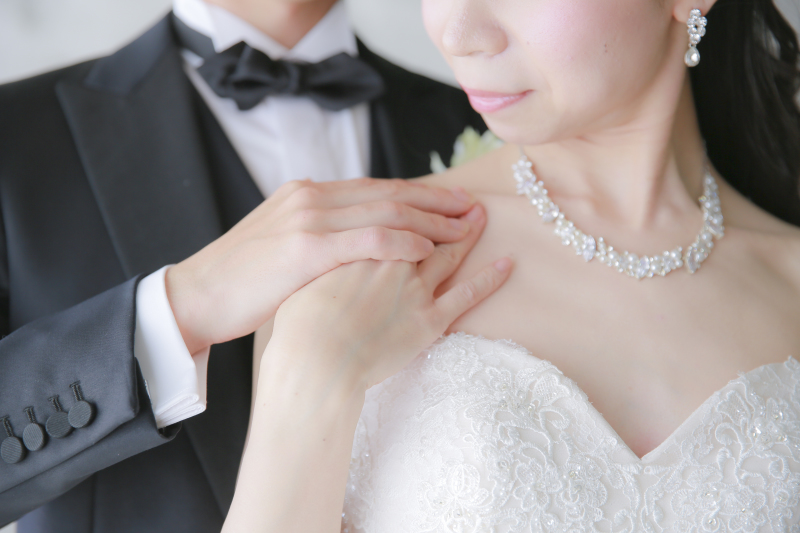 手を重ね合わせる二人